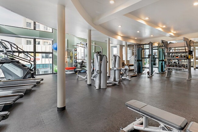 Wilshire La Brea in Los Angeles, CA - Building Photo - Building Photo