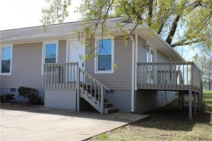 3749 Old Plainview Rd in Oakwood, GA - Building Photo