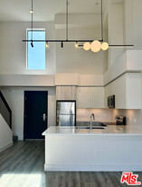 6535 Melrose Ave in Los Angeles, CA - Building Photo