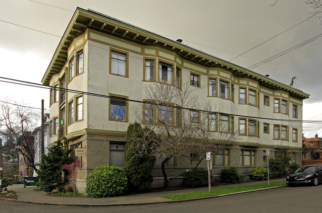 Sherbrook Apartments in Seattle, WA - Building Photo - Building Photo