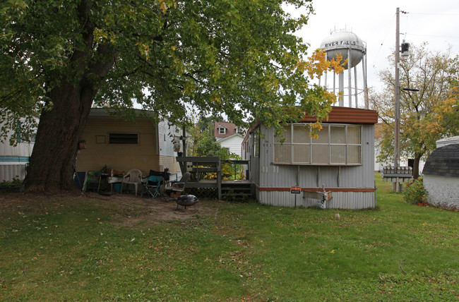 908 Sycamore St in River Falls, WI - Foto de edificio - Building Photo