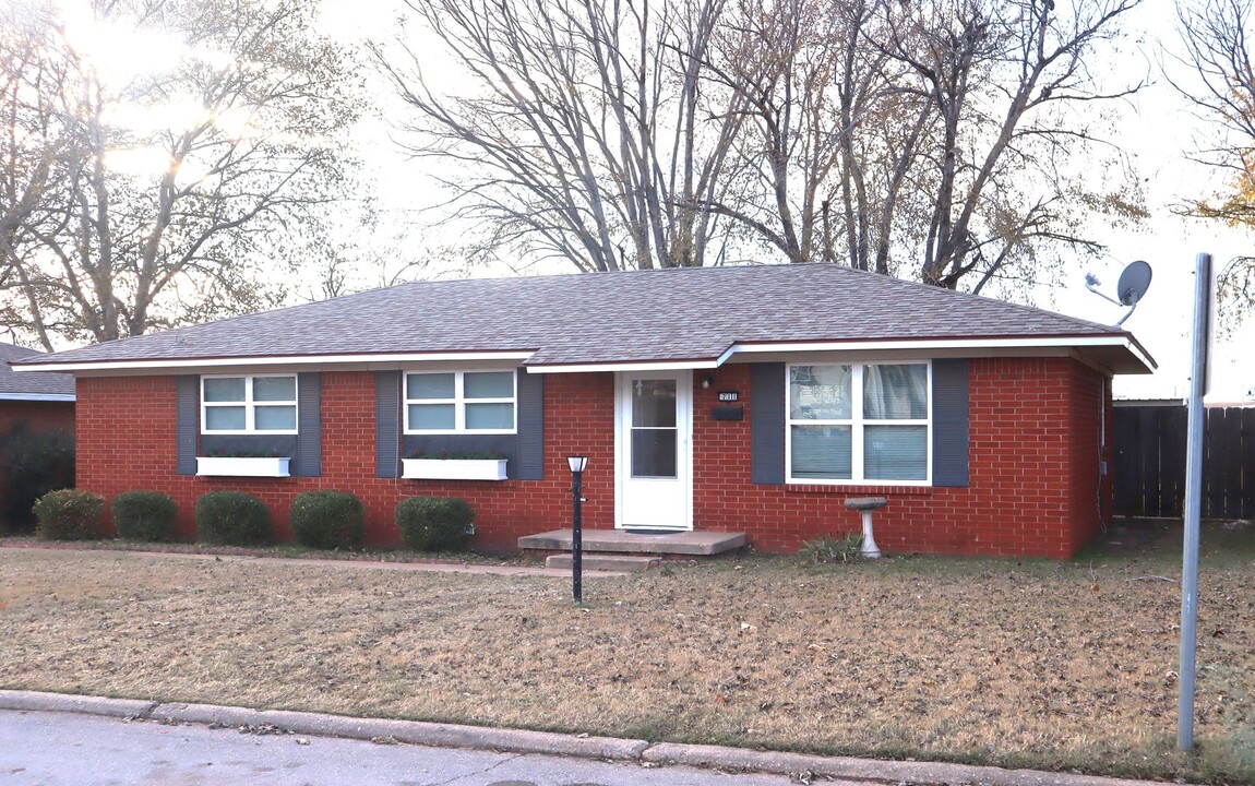 711 N 4th St in Weatherford, OK - Building Photo