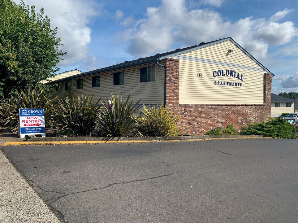 COLONIAL APARTMENTS in Salem, OR - Building Photo