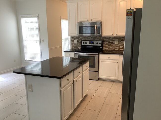 2106 Forest Edge Dr in Greensboro, NC - Building Photo - Building Photo