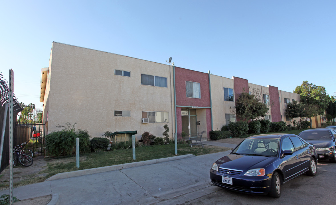 19236 Bryant St in Northridge, CA - Foto de edificio