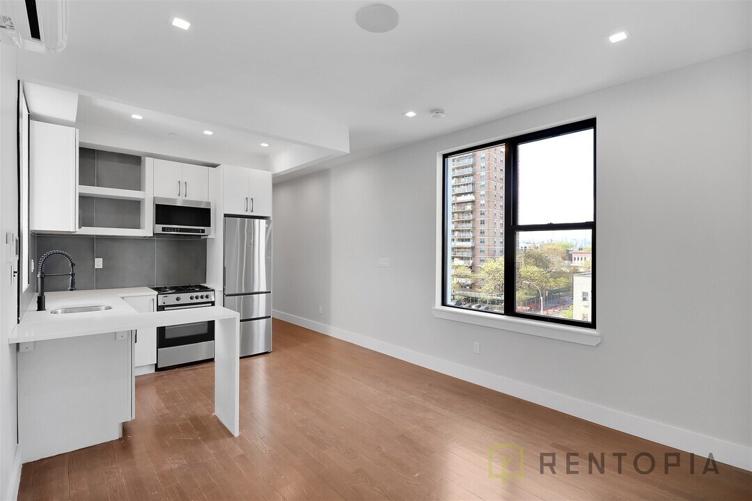 90 Manhattan Ave in Brooklyn, NY - Building Photo