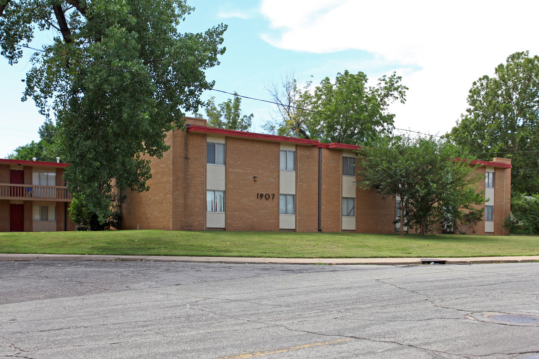 1907 E Broadway Ave in Enid, OK - Foto de edificio