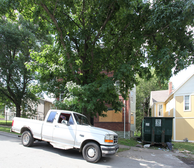 2702-2704 Peery Ave in Kansas City, MO - Building Photo - Building Photo