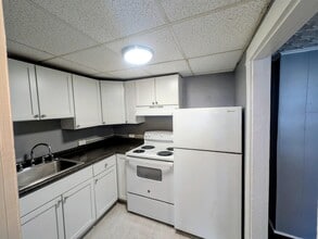 13-15-15 Walnut St, Unit 3 in Claremont, NH - Foto de edificio - Building Photo