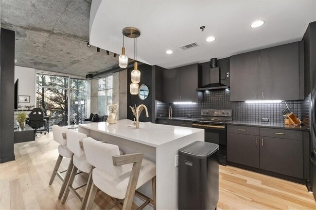 250 Pharr Rd NE in Atlanta, GA - Building Photo - Building Photo