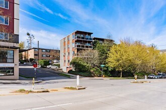 Fairway Apartments in Seattle, WA - Building Photo - Building Photo
