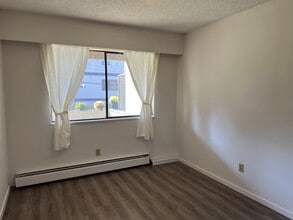 1285 Martin St in White Rock, BC - Building Photo - Building Photo
