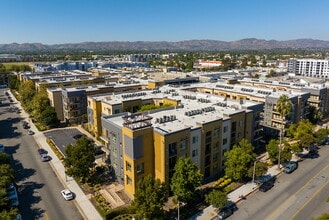 Reveal in Woodland Hills, CA - Foto de edificio - Building Photo
