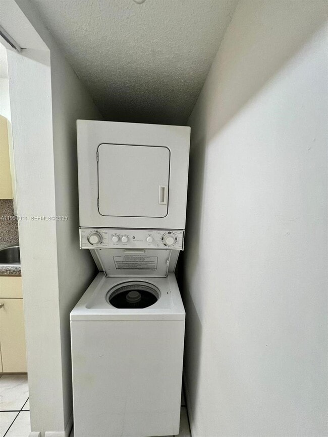 536 NW 114th Ave in Doral, FL - Building Photo - Building Photo