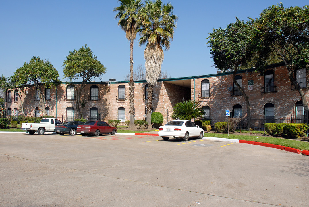 Paradise Apartments in Houston, TX - Building Photo