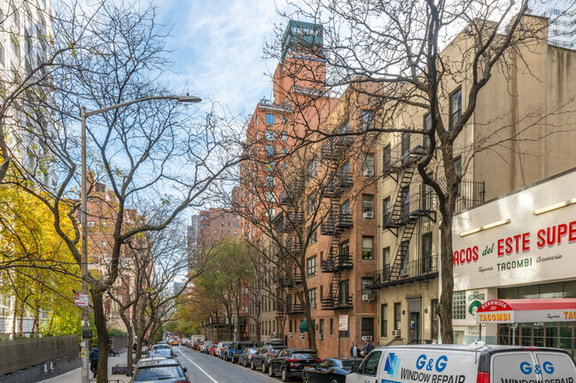 220 East 70th Street in New York, NY - Foto de edificio - Building Photo