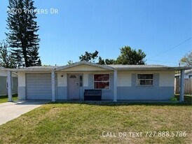 5020 Vickers Dr in New Port Richey, FL - Building Photo