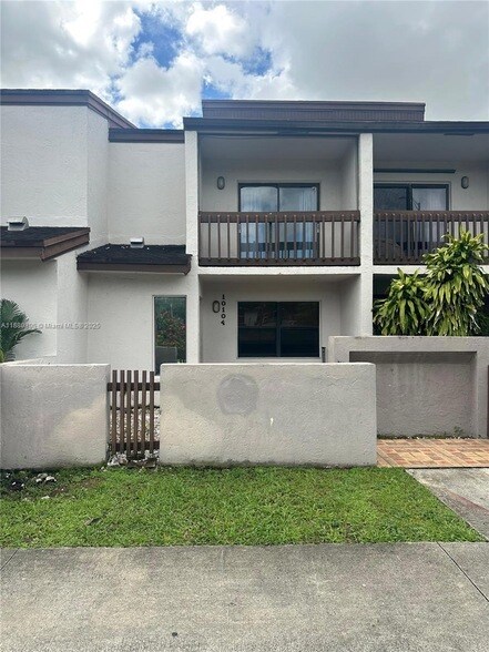 10104 NW 41st St in Doral, FL - Foto de edificio