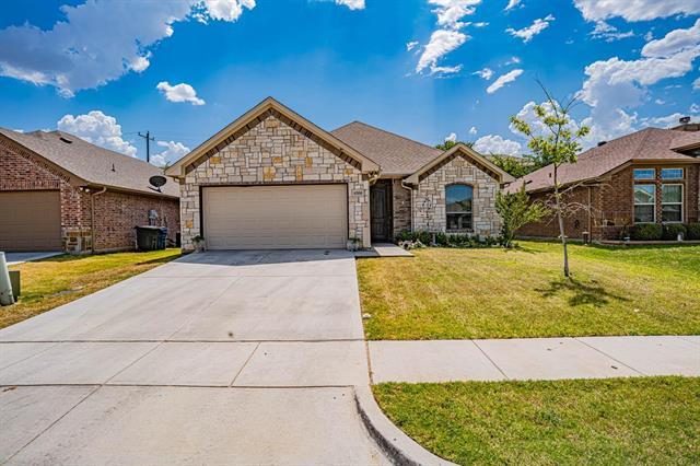 4300 Sapphire Ln in Granbury, TX - Building Photo