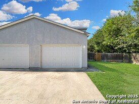 3853 Maverick Crk Rd in San Antonio, TX - Building Photo