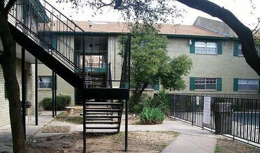 Club One - Aarons Courtyard in Oklahoma City, OK - Foto de edificio - Building Photo