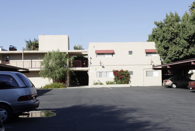 511 E Washington Ave in Santa Ana, CA - Foto de edificio - Building Photo