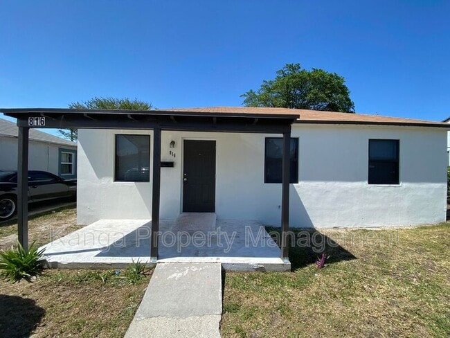 property at 816 W 4th St