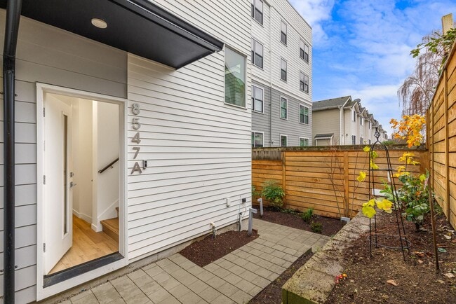 8547 Midvale Ave N in Seattle, WA - Building Photo - Building Photo