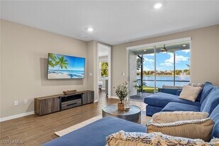 14644 Edgewater Cir in Naples, FL - Building Photo