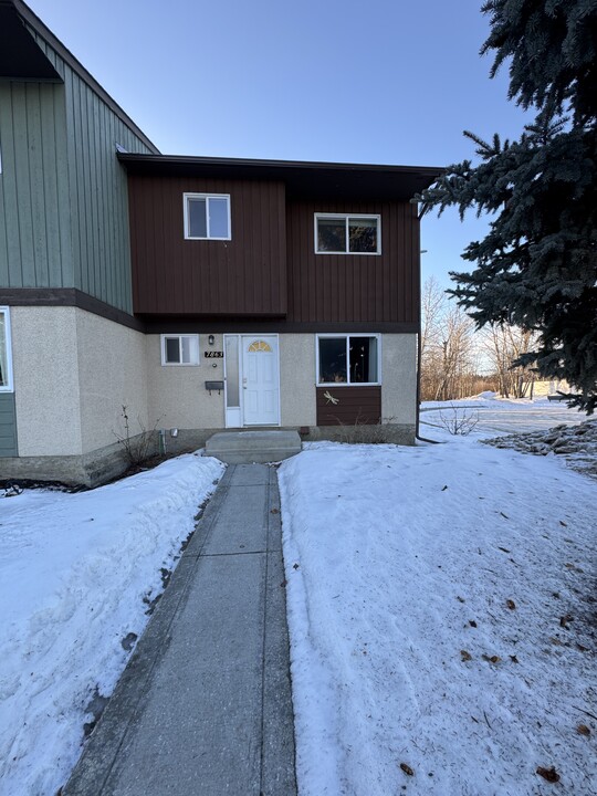 7863 Cedarwood Park in Grande Prairie, AB - Building Photo