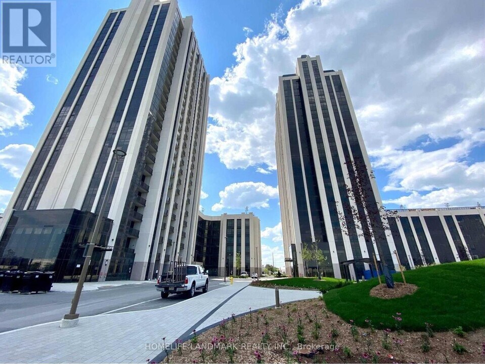 9085-9085 Jane St in Vaughan, ON - Building Photo
