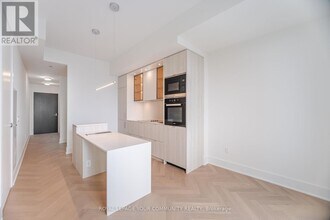 11-4211 Yorkville Ave in Toronto, ON - Building Photo - Building Photo