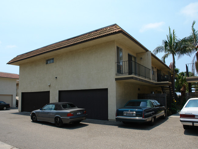 16102 Waikiki Ln in Huntington Beach, CA - Foto de edificio - Building Photo