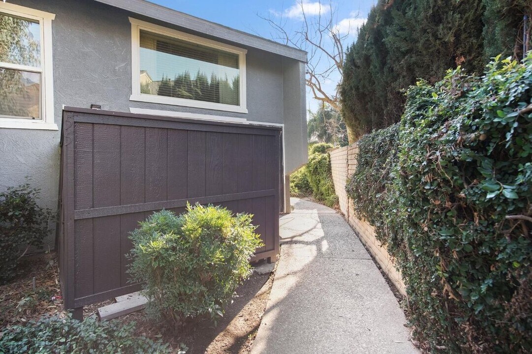 325 Standiford Ave in Modesto, CA - Building Photo