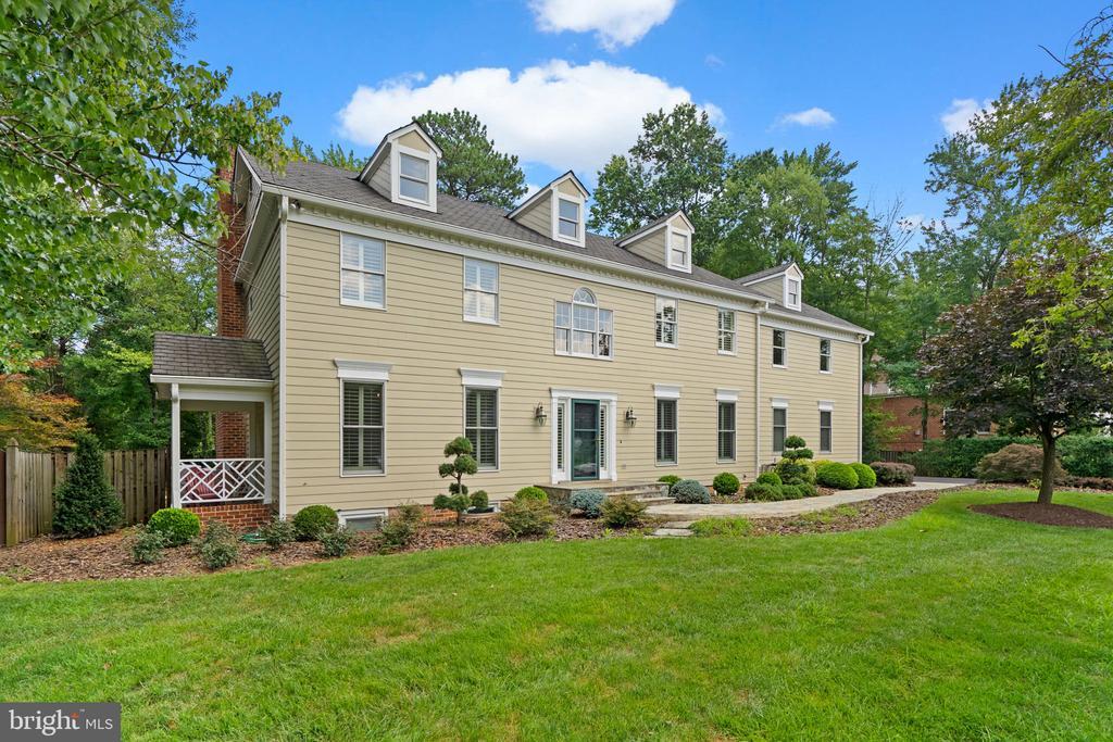 1301 Daviswood Dr in McLean, VA - Building Photo
