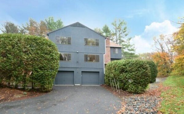 8 Treetop Park in Westborough, MA - Building Photo