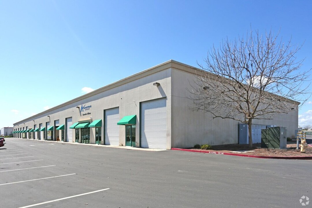 145 D'Arcy Pkwy in Lathrop, CA - Foto de edificio