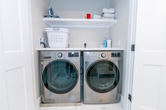 31 Sheldon Ter, Unit First Floor Right in New Haven, CT - Building Photo - Building Photo