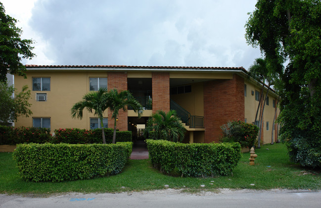 1101 Madruga Ave in Miami, FL - Foto de edificio - Building Photo