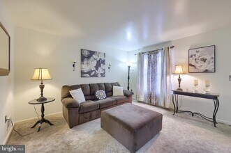 6 Tiffany Ln in Lebanon, PA - Building Photo - Building Photo