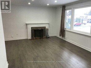 2 Sevenoaks Ave in Toronto, ON - Building Photo - Building Photo