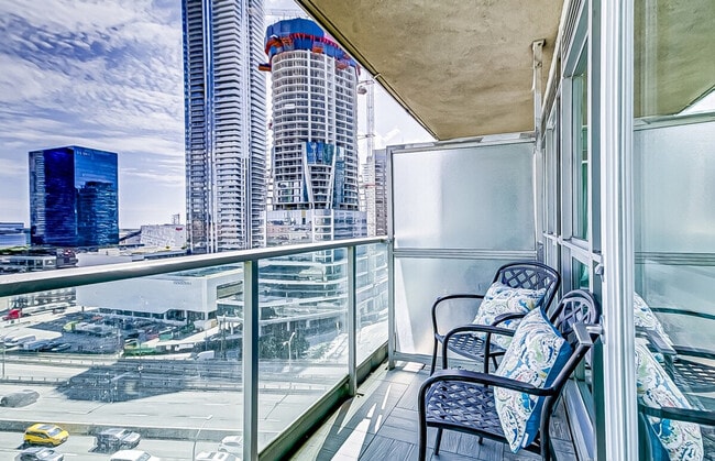 482 Lake Shore Blvd W in Toronto, ON - Building Photo - Building Photo