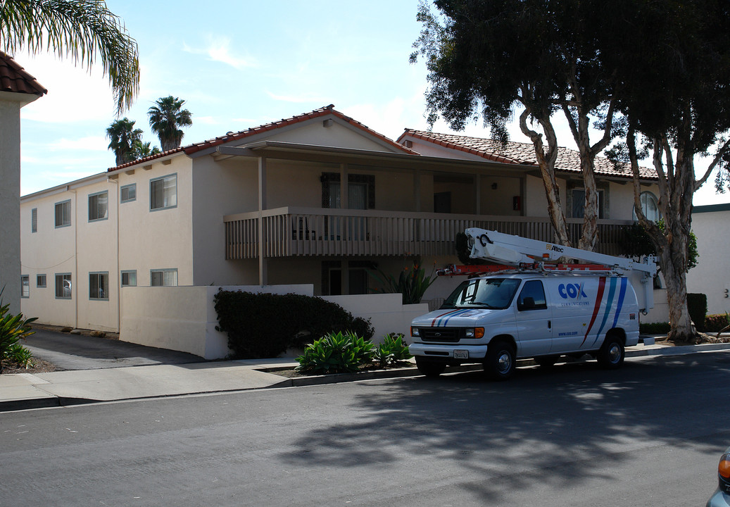 290 Mathilda Dr in Goleta, CA - Foto de edificio