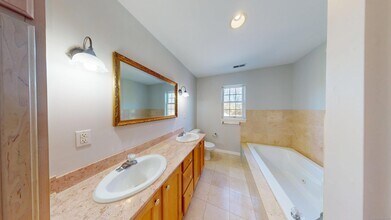 128 N Taylor Ave in Norwalk, CT - Building Photo - Building Photo