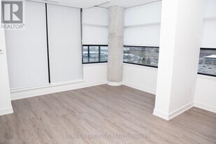 1606 Charles St in Whitby, ON - Building Photo
