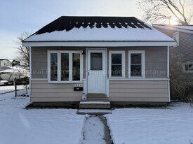 824 E Barrett Ave in Madison Heights, MI - Building Photo