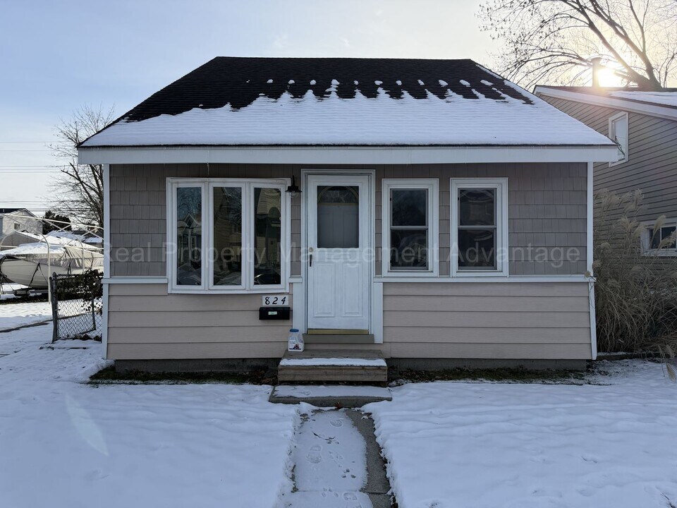 824 E Barrett Ave in Madison Heights, MI - Building Photo