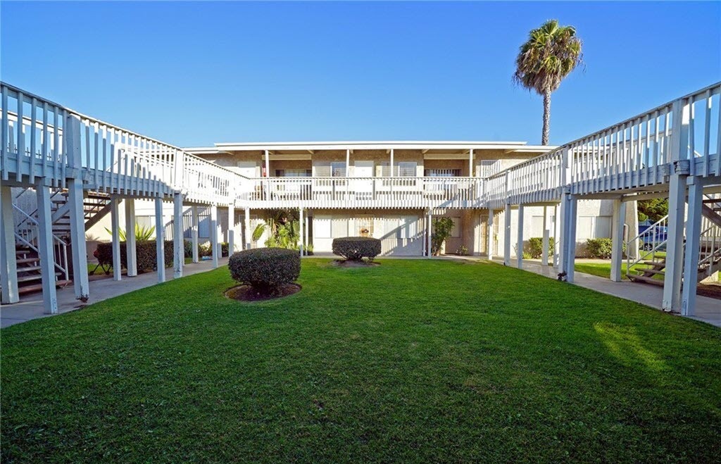 521 W. 218th Pl. in Carson, CA - Foto de edificio
