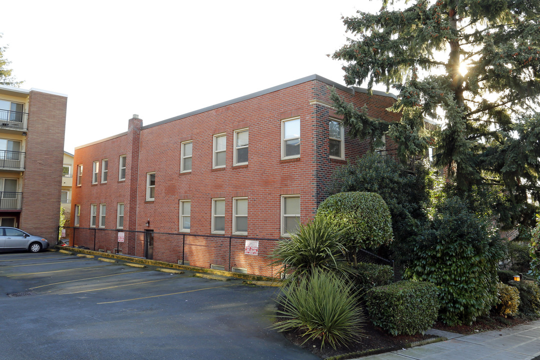 West Coast Arms Apartments in Seattle, WA - Building Photo