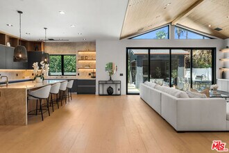 13463 Chandler Blvd in Los Angeles, CA - Building Photo - Building Photo